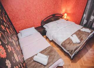 Гостевой дом Family Hotel Laba Тбилиси Трехместный номер с ванной комнатой-2