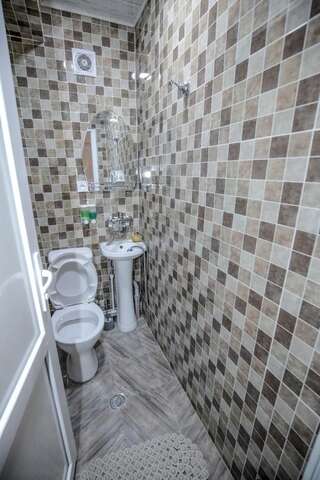 Гостевой дом Family Hotel Laba Тбилиси Двухместный номер с 2 отдельными кроватями и ванной комнатой-6