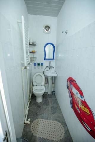 Гостевой дом Family Hotel Laba Тбилиси Трехместный номер с ванной комнатой-6