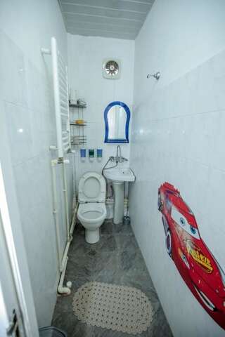 Гостевой дом Family Hotel Laba Тбилиси Трехместный номер с ванной комнатой-13